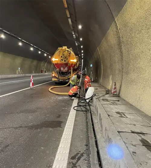 木里隧道排水渠清淤